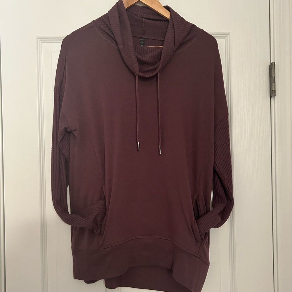 Gaiam Women’s size Medium yoga/athletic tunic.